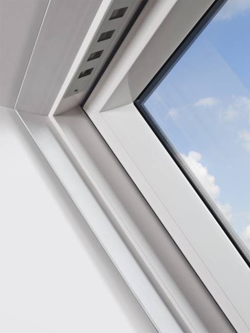 Пластиковое мансардное окно PTP-V U5 с двухкамерным морозостойким стеклопакетом Пластиковое мансардное окно PTP-V U5 с двухкамерным морозостойким стеклопакетом