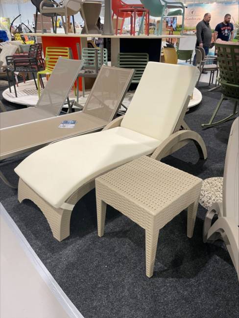 Шезлонг пластиковый с матрасом GS 1009 (Fiji) бежевый, слоновая кость 1870x730x340 мм Шезлонг пластиковый с матрасом GS 1009 (Fiji) бежевый, слоновая кость 1870x730x340 мм