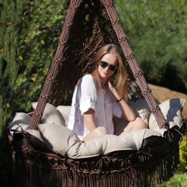 Подвесное плетеное кресло качели CARTAGENA (цвет коричневый) с подушками (цвет бежевый) без каркаса Подвесное плетеное кресло качели CARTAGENA (цвет коричневый) с подушками (цвет бежевый) без каркаса